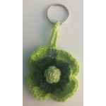 GEHAAKTE KLAVERTJE VIER hanger in GROENTINTEN met BLOEMKRAAL